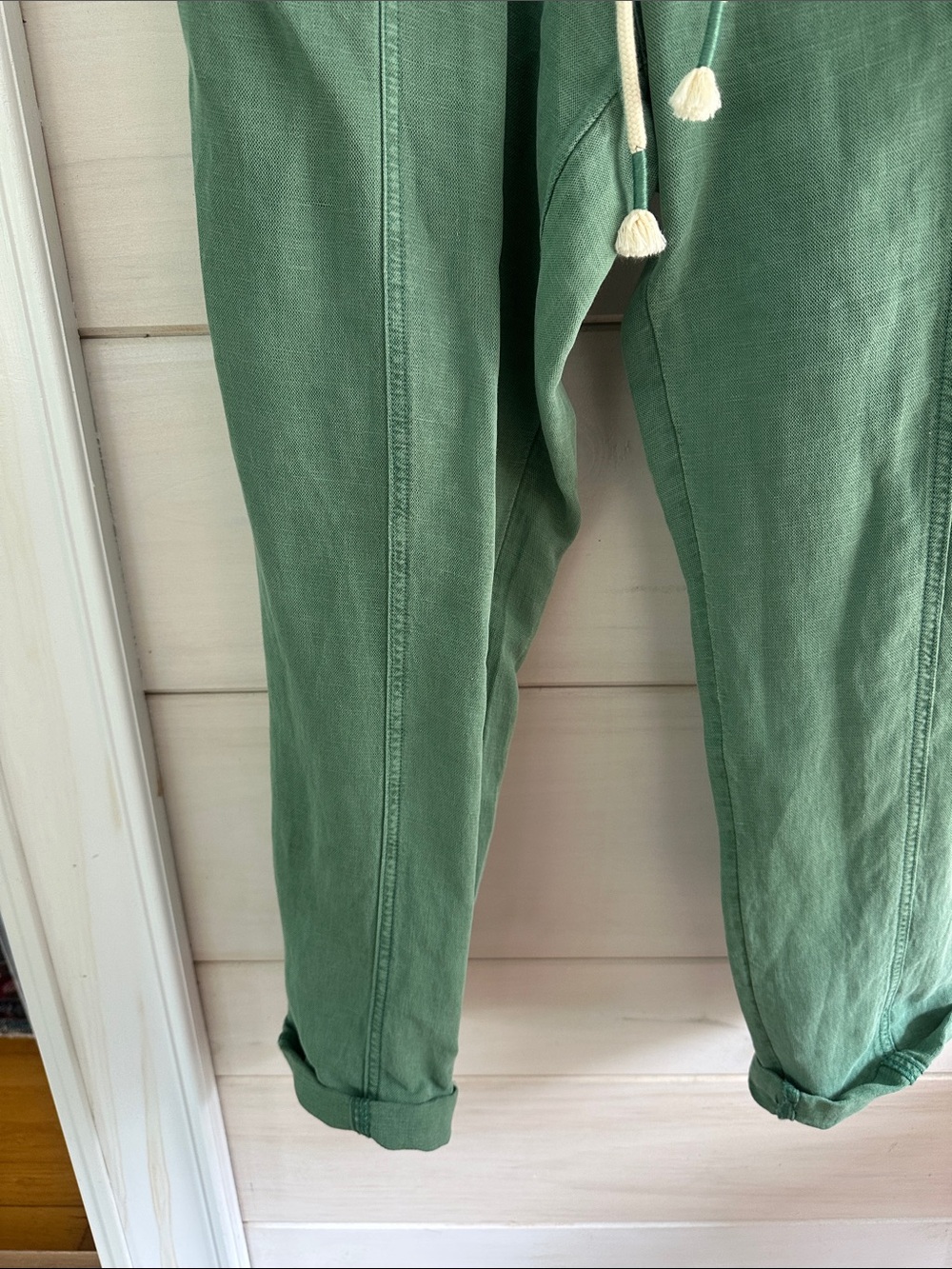 Green linen crop baggy pants with tie waist. - Picture 3 of 6